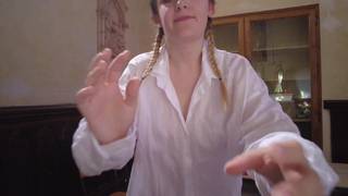 La blonde devient coquine et va se masturber dans une église !