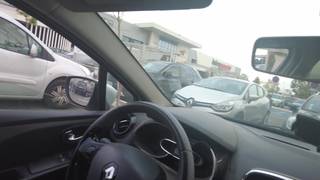 Les frasques d'une Française qui se masturbe seule dans sa voiture !