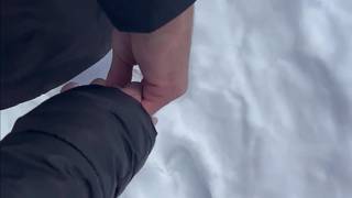 La jeune femme est très curieuse de connaître le goût du pénis