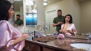 Roxie Sinner demande à Xander de lui faire un massage qui dérape