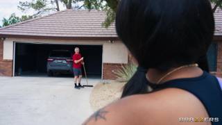 Un voisin baise Destiny Mira après l'avoir aidée à réparer son vélo