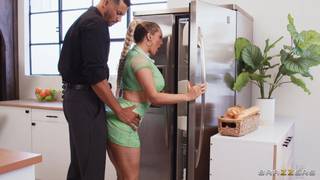 Kayley Gunner reconnaît un client et le baise dans sa cuisine