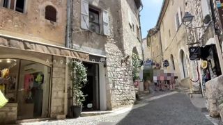 Angela Dool française chasse dehors une bite raide