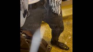 La brune Angela Doll, Française affamée sous la pluie