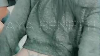 Aya Benetti et sa copine suce leurs copains dans la rue