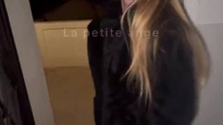 La Petite Ange va chez sa copine Laure Raccuzo pour un duo lesbien