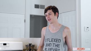 Les demi-frères vont sur le canapé et se sucent mutuellement