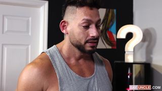 Un Latin plonge la grosse bite du daddy au plus profond de son cul