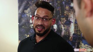 Ce beau-père force son beau-fils minet à sucer sa grosse bite