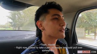 Un chauffeur Uber se fait sucer par un client latino