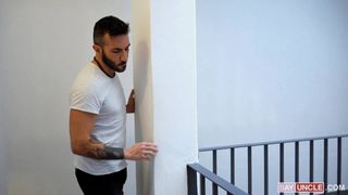 Le petit ami est trop fatigué, alors il suce le trou du cul du voisin