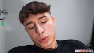 Le petit ami est trop fatigué, alors il suce le trou du cul du voisin