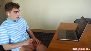 Le twink se fait sucer son trou du cul serré par son beau-père