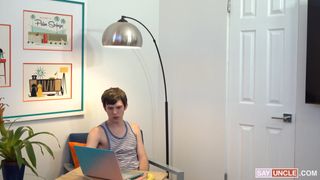 Twink et beau-père DILF se taillent une pipe torride