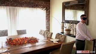 Il laisse son beau-père manger son trou du cul à Thanksgiving