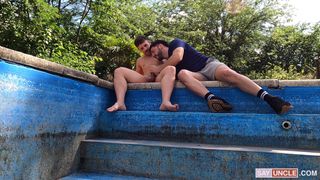 Le nettoyeur de piscine suce la bite du propriétaire comme un pro