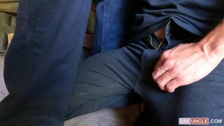 La seule façon de le payer est de sucer sa bite sloppy