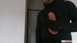 Jeune gay se fait enculer avec un dildo et la bite du cambrioleur