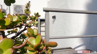 Latinos se donnant mutuellement une fellation et une branlette