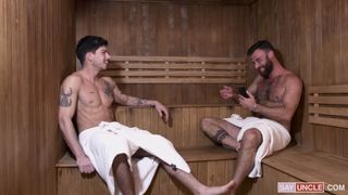 Dans le sauna, ces hommes commencent à sucer la bite de l'autre
