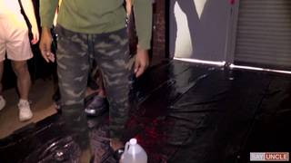 Les noirs et les blancs se livrent à une orgie gay huilée