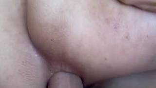 La ladyboy est baisée en bareback et prend le creampie