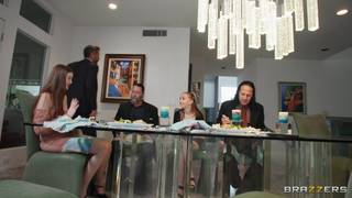 Angela White suce Manuel Ferrara lors d'un dîner