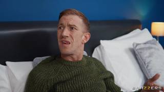 La MILF Sybil Stallone surprend son beau-fils en train de se branler