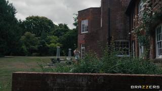 Le jardinier Danny D baise la fille du patron Quincy avec sa bite