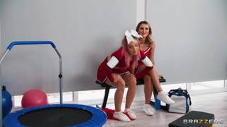 Paige Owens séduit l'homme qui s'entraîne pour la baiser profondément