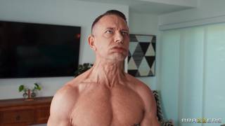 Brad aime baiser les cheveux de sa copine et de son amie