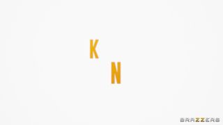 Brad aime baiser les cheveux de sa copine et de son amie