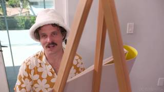 Avant que Robby ne la peigne, Chloe Surreal lui suce la grosse bite