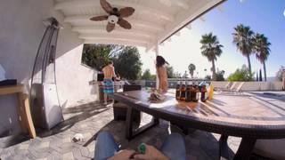 Deux brunes et deux mecs baisent à quatre en porno VR