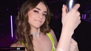 La petite Nikki Nicole danse, aguiche et se masturbe devant un client