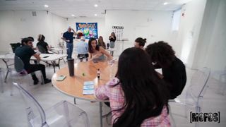 Chez RedTube, la jeune black veut se faire bouffer à la salle de bingo