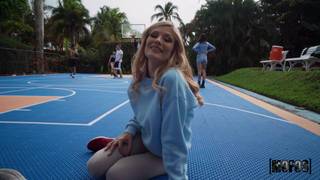 Ellie Tay se met à genoux pour se taper la bite au terrain de jeu