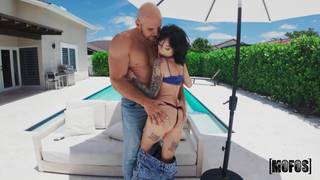 Lysagna Del Ray se jette sur la bite de JMac au bord de la piscine