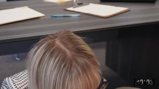 Katee V se fait baiser par son collègue Tony Rubino