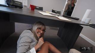 Katee V se fait baiser par son collègue Tony Rubino