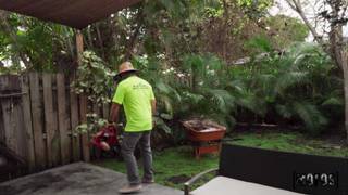 Remy Woods se met à quatre pattes pour se faire baiser au travail