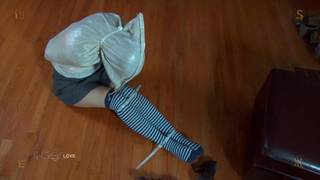 Femme dominée, ligotée et asservie dans une scène BDSM