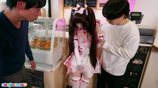 Ria Kurumi travaille dans une boulangerie en montrant sa chatte