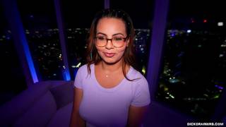 Une si belle bite peut être sucée et caressée pendant longtemps !