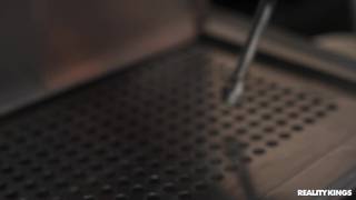 Sandy Love lèche la chatte de la serveuse Lola Aiko derrière le comptoir