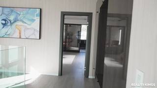 Ricky Johnson martèle Ameena par derrière pendant que May la lèche