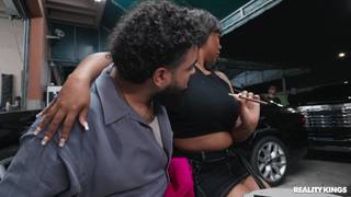 Avery Jane emmène JMac à l'arrière du garage et baise sur le canapé