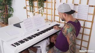 Barbie Rous ne peut s'empêcher de regarder la grosse bite de Juan