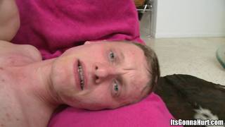 Il est surpris de voir la taille de l'énorme bite de son partenaire