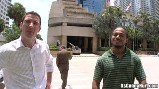 Il n'avait jamais imaginé qu'un gay noir le sodomiserait au bureau